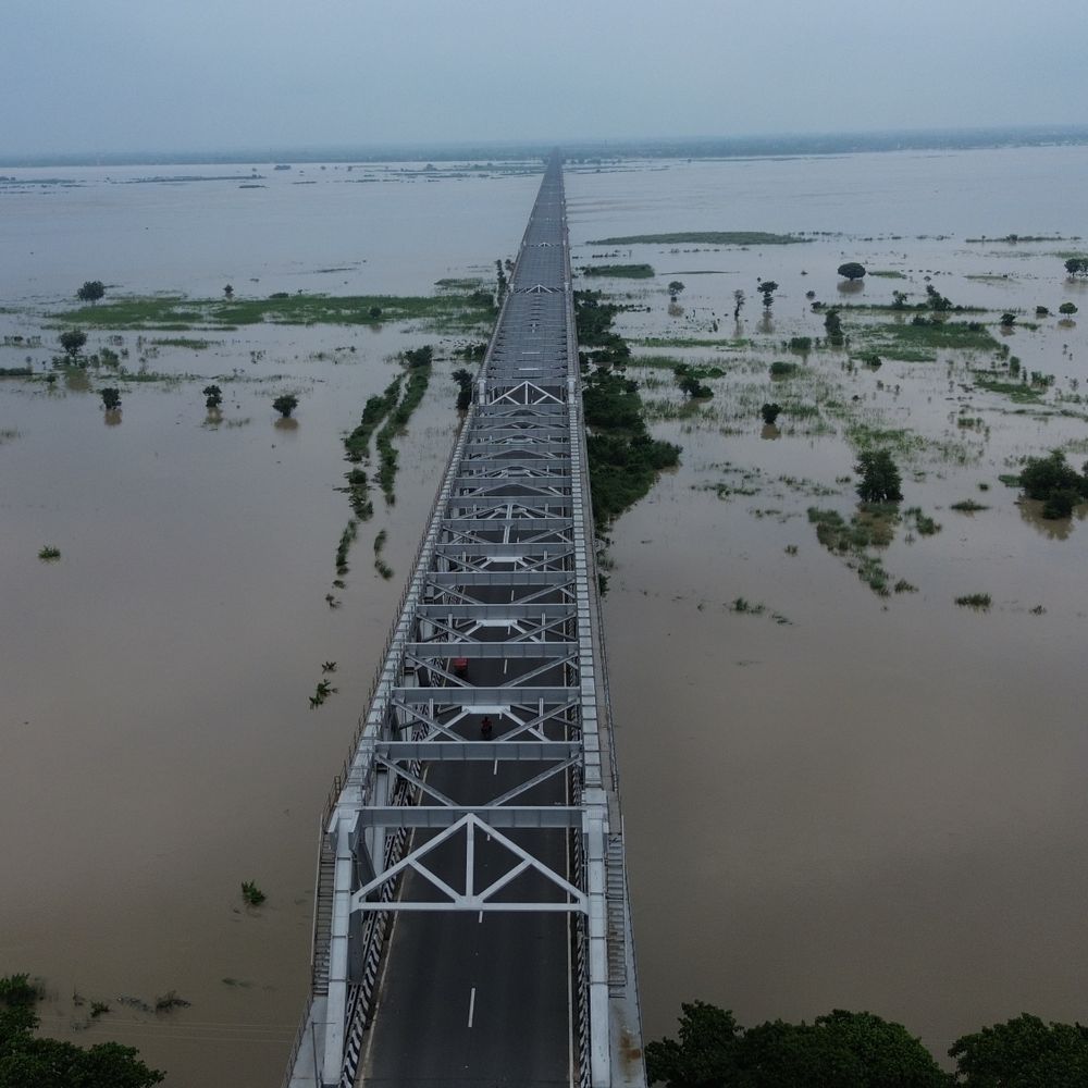 मुंगेर में गंगा का जलस्तर बढ़ने से बाढ के हालात:कटाव से कई घर नदी में समाए, SDRF कर रही लोगों को सुरक्षित स्थान पर शिफ्ट