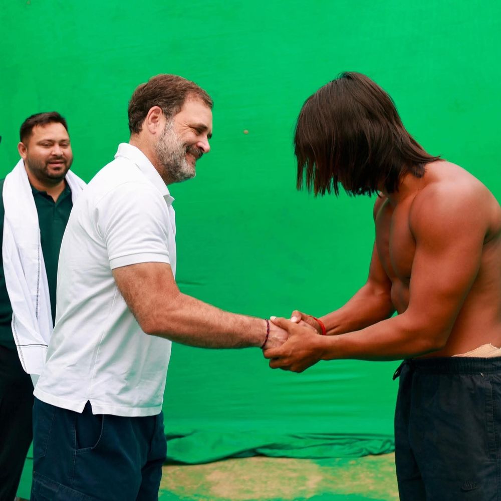 बेतिया में बिहार टार्जन की राहुल-तेजस्वी से मुलाकात:राजा यादव ने वोटर अधिकार यात्रा में दिखाया अपना करतब, राहुल से बोले- 'नर्वस हूं'