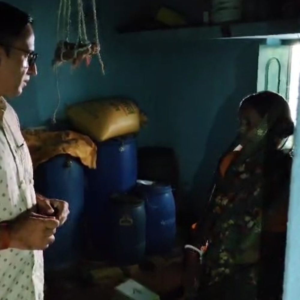 कोडरमा में एक रात में 8 घरों में चोरी:  गहने, नगदी और दस्तावेज ही नहीं विधवा पेंशन भी ले गए, बंधक बनाकर वारदात को दिया अंजाम – koderma News