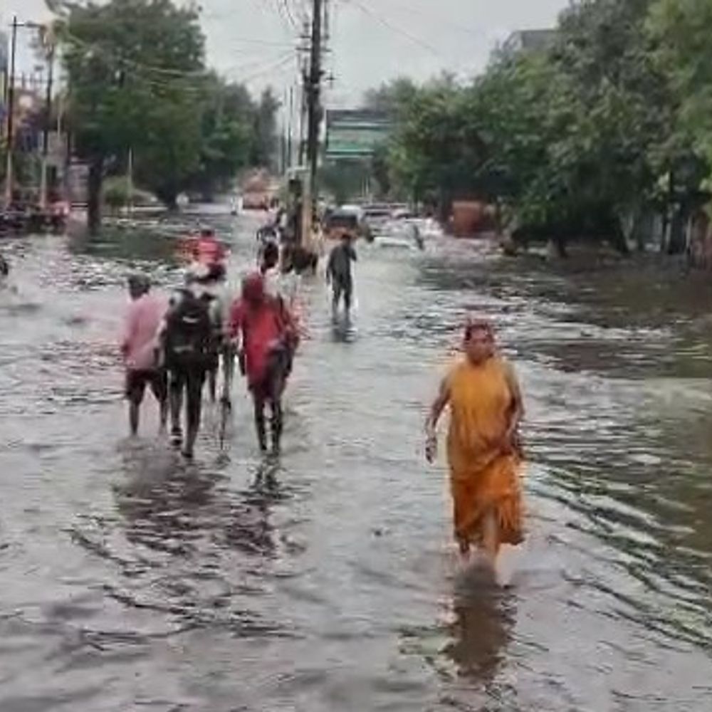 मथुरा में बारिश से जलभराव:बरसाना से लौट रहे श्रद्धालुओं को परेशानी, बीएसए रोड पर वाहन फंसे