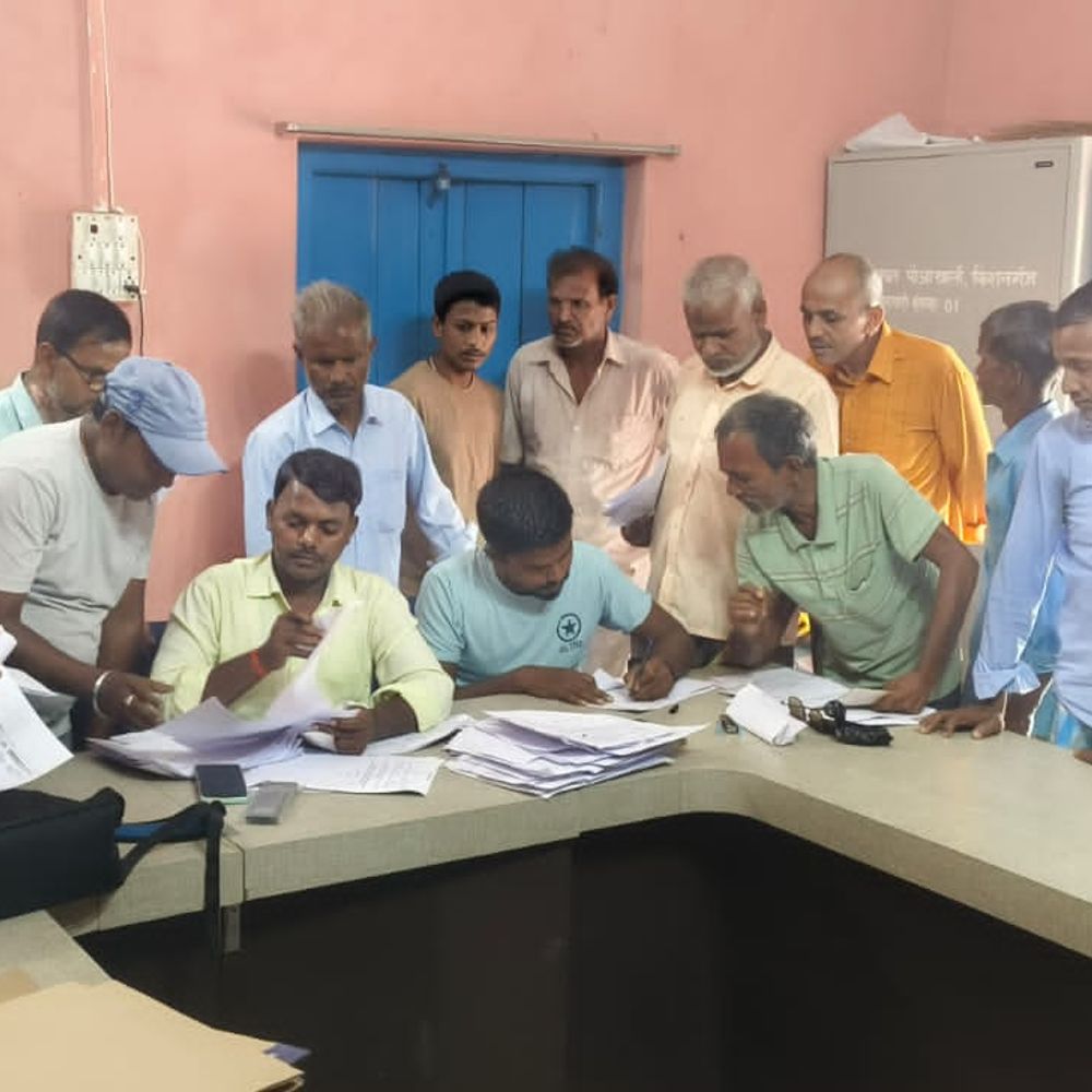 राजस्व महाअभियान के शिविर में ग्रामीणों ने जमा कराया जमाबंदी सुधार के लिए आवेदन