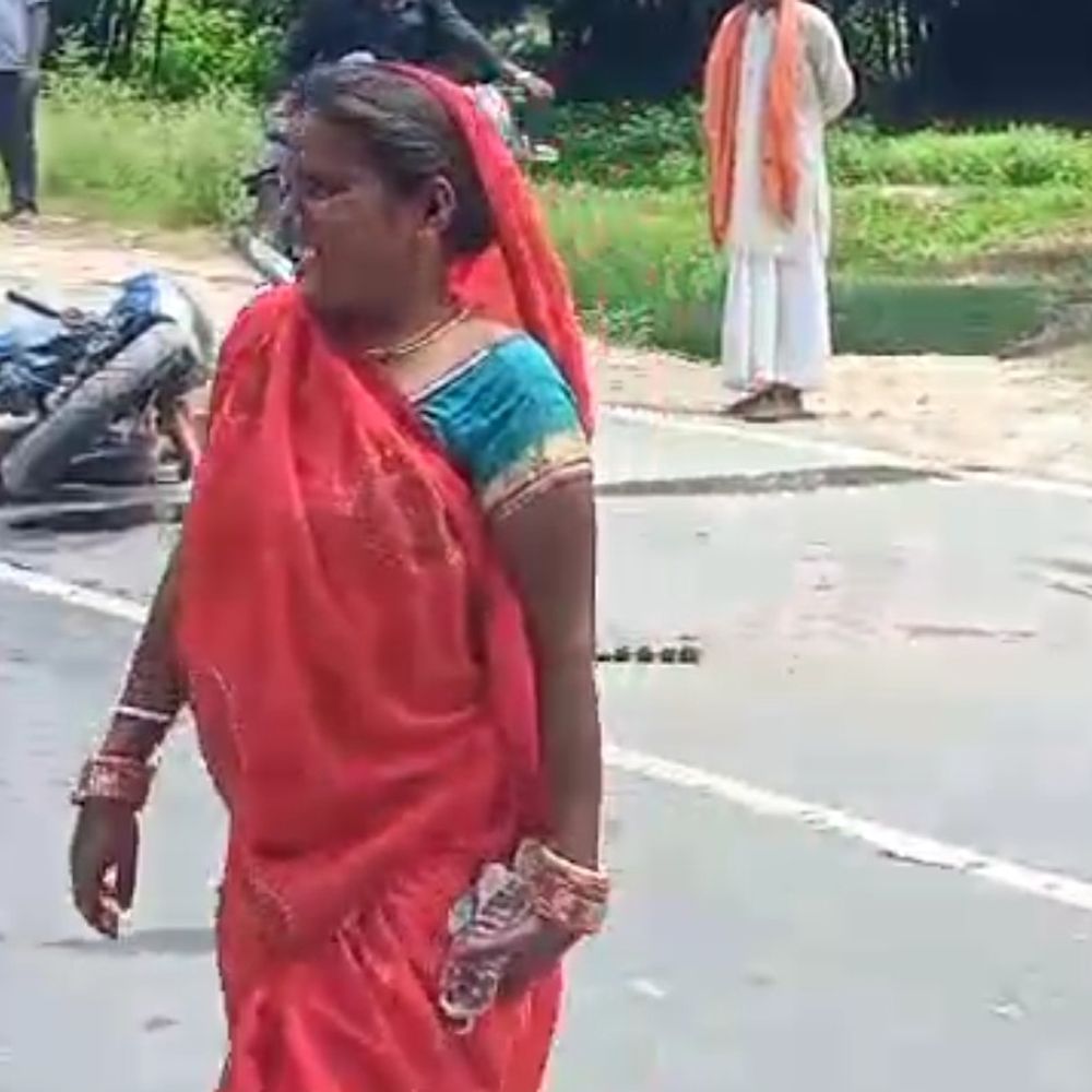 बिहार में शराबबंदी की खुली पोल:सीतामढ़ी में तस्कर की गिरी दो बोरे शराब, बोतलें लूटने को मारामारी, पुलिस ने जब्त किया माल