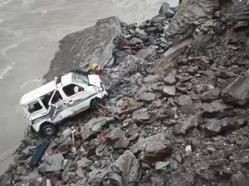 मंडी में एम्बुलेंस पलटी, शिमला में लैंडस्लाइड:गाड़ियां दबी, चंबा में कर्मचारियों की छुट्टियां रद्द; 4 जिलों में बारिश का रेड-अलर्ट