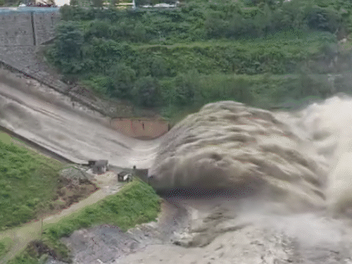 हिमाचल में बारिश ने तोड़ा 21 साल का रिकॉर्ड:अगस्त में नॉर्मल से 72% ज्यादा बादल बरसे; पंजाब तक असर, 3056 करोड़ की संपत्ति नष्ट