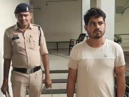 चालान से बचने IB अफसर की एक्टिंग...रायपुर पुलिस ने दबोचा:भोपाल में बुर्का पहनकर ससुर की जासूसी करते पकड़ाया था; लोगों ने अर्धनग्न करके पीटा