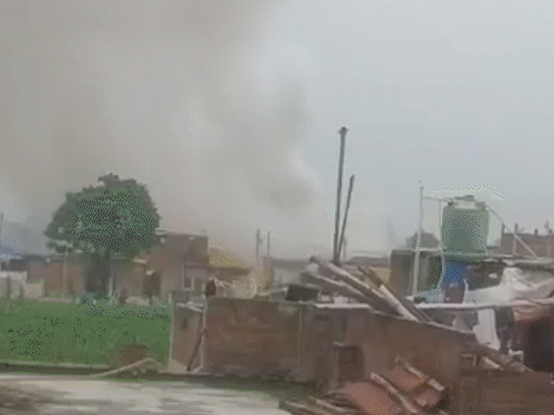 लखनऊ में अवैध पटाखा फैक्ट्री में ब्लास्ट, बिल्डिंग उड़ी:3 घर ढहे, 2KM तक धमाके की आवाज; मालिक-पत्नी की मौत, 2 गंभीर