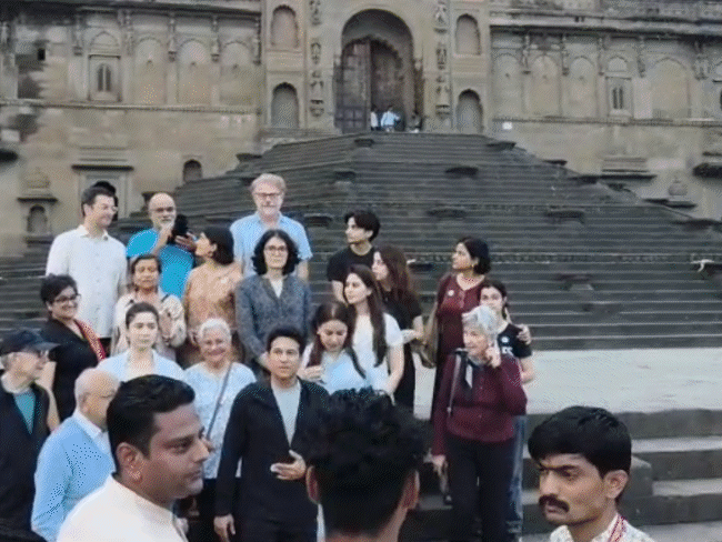 महेश्वर में गूंजा, 'आला रे आला सचिन आला':क्रिकेटर तेंदुलकर पत्नी-बेटी के साथ पहुंचे; नर्मदा और अहिल्या बाई की राजगद्दी के दर्शन किए