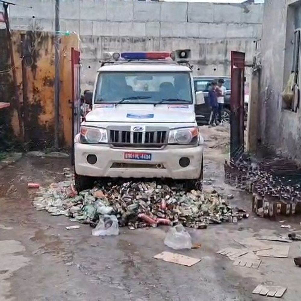 कैमूर में नष्ट कराई शराब:मोहनिया थाना परिसर में जब्त 710 लीटर शराब पर चलाई गाड़ी, कार्रवाई
