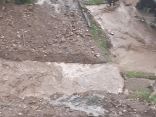 हमीरपुर में बारिश के कारण लैंडस्लाइड:  घरों में घुसा पानी, सुजानपुर-संधोल मार्ग 4 घंटे बंद रहा; नाले उफान पर – Sujanpur News