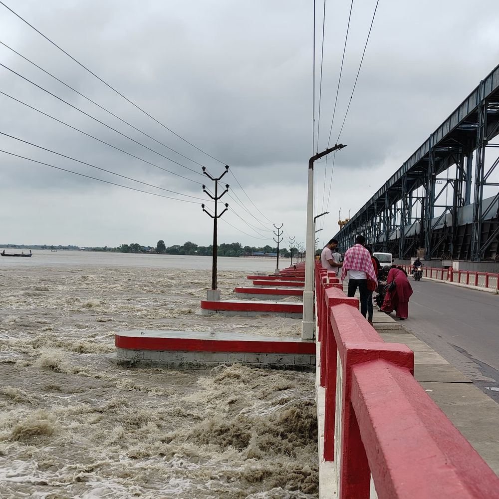 सुपौल के निचले इलाके में भरा बाढ़ का पानी:बराज से सुबह 8 बजे 1.74 लाख क्यूसेक पानी छोड़ा, कोसी नदी के जलस्तर में उतार-चढ़ाव