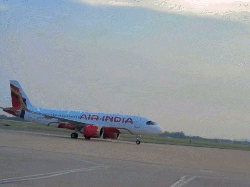 दिल्ली से इंदौर आ रही फ्लाइट के इंजन में आग:अलर्ट मिलने पर एअर इंडिया के विमान की इमरजेंसी लैंडिंग, सभी पैसेंजर सुरक्षित