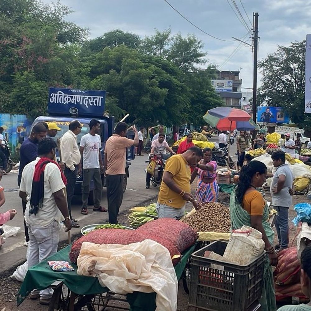 सड़क किनारे बैठे सब्जी विक्रेताओं पर निगम की सख्ती:छिंदवाड़ा में चबूतरों पर शिफ्ट कराई दुकानें, यातायात व्यवस्था में आएगा सुधार