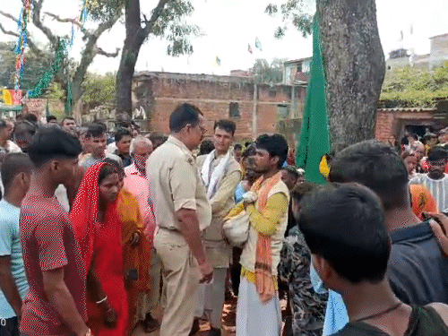 बच्चा चोरी की अफवाह से हड़कंप:  यूपी के दो साधुओं को ग्रामीणों ने पकड़ा, नशीला पदार्थ खिलाने का आरोप – koderma News
