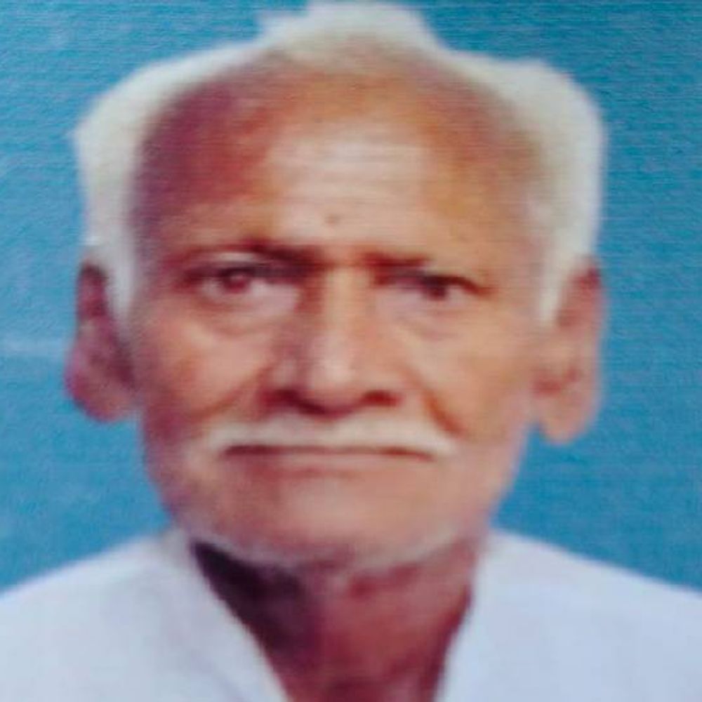 झांसी में सांप के डसने से पुजारी की मौत:मंदिर में चारपाई पर लेटे थे, सोते समय हाथ में 4 बार काटा