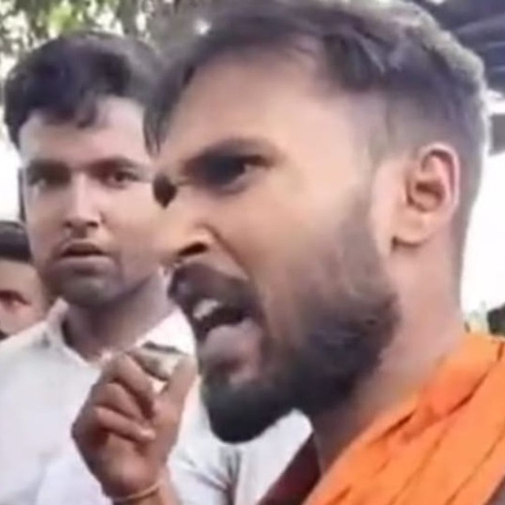 पुलिस के सामने पत्रकार की पिटाई:15 दबंगो ने दी जान से मारने की धमकी