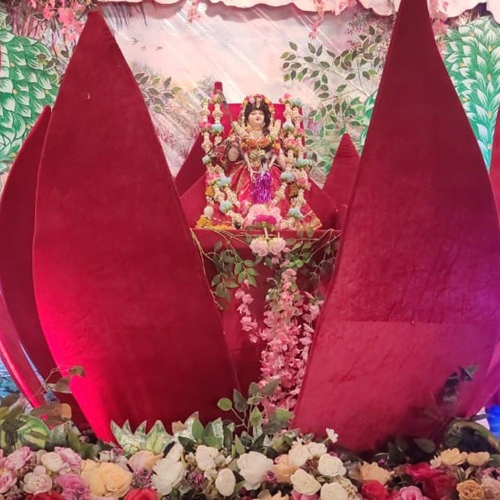 आगरा के इस्कॉन में राधा जन्मोत्सव की धूम:27 पुष्पों और 27 नदियों के जल कलश से राधारानी का किया अभिषेक