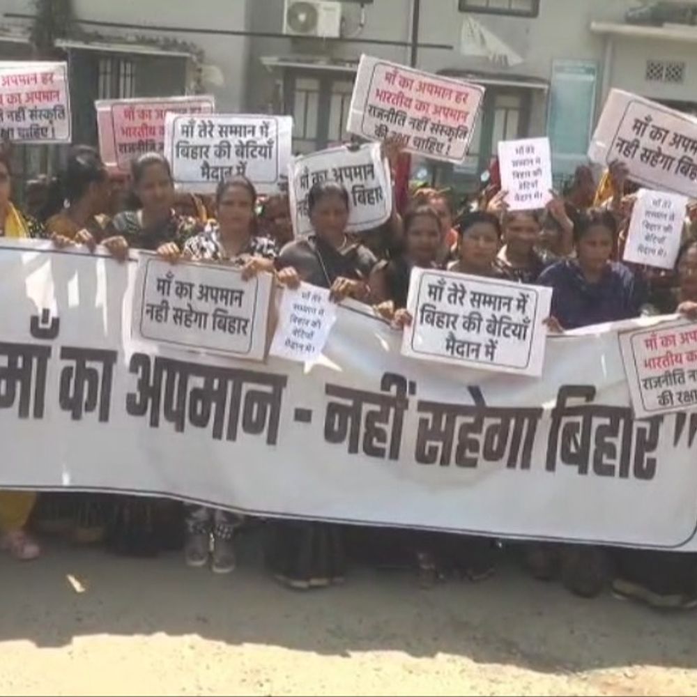 दरभंगा में पीएम के अपमान पर मौन जुलूस:महिला बीजेपी कार्यकर्ताओं ने जताया विरोध, सांसद ने कहा- तेजस्वी-राहुल मां का महत्व नहीं समझते