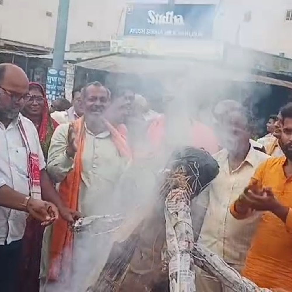 समस्तीपुर में भाजपा कार्यकर्ताओं ने फूंका पुतला:पीएम के अपमान को लेकर जताया विरोध, पार्टी कार्यालय से जुलूस भी निकाला