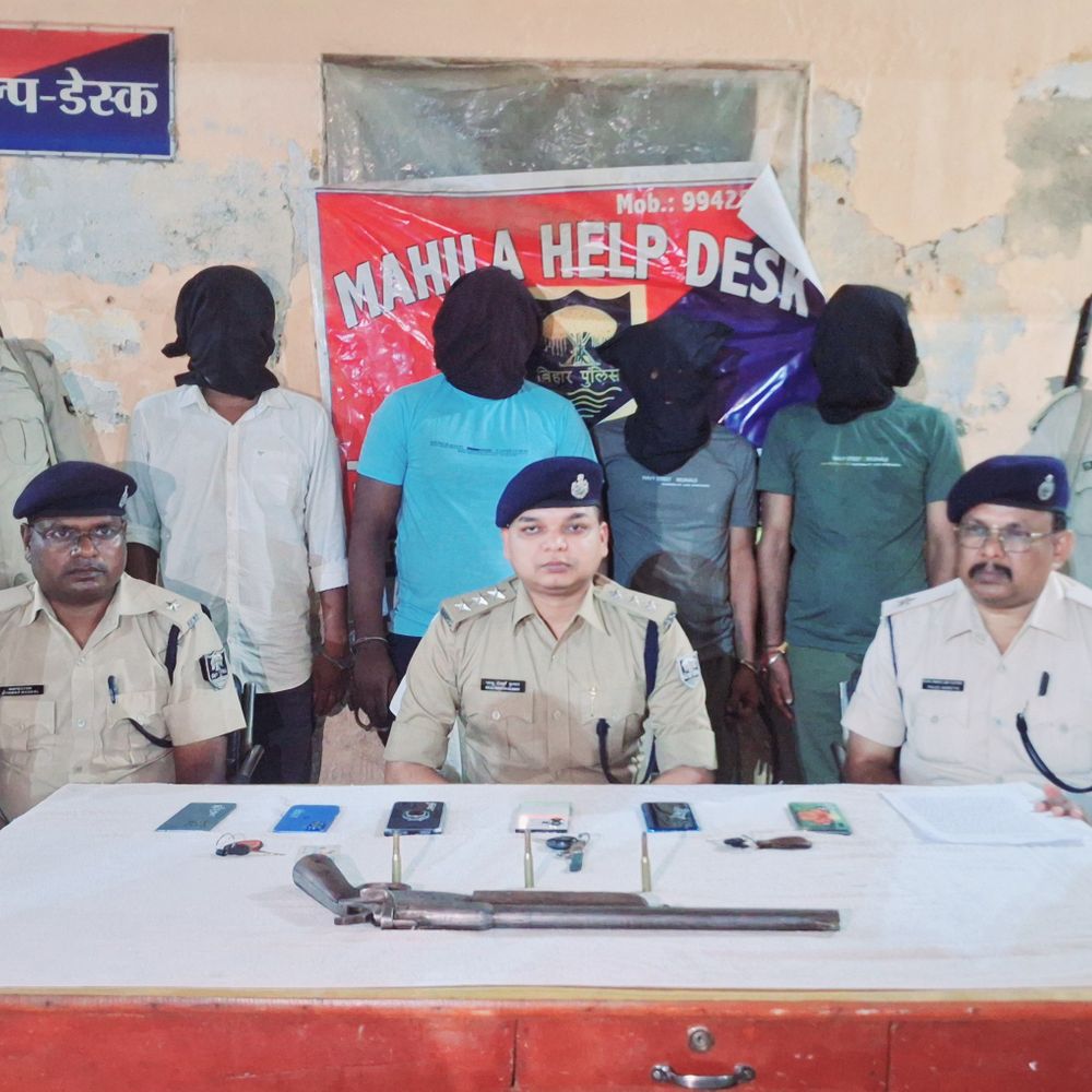 सुपौल में हथियार व बाइक के साथ 4 बदमाश दबोचे:वैगनार कार से भाग रहे थे अंतरराज्यीय गैंग के अपराधी,बेलाचौक में पुलिस ने दौड़ाकर पकड़ा