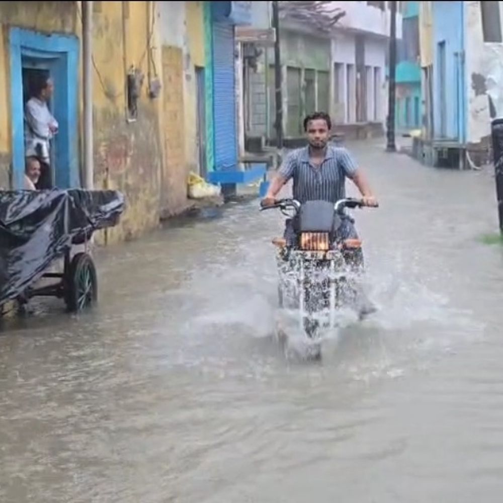 शिकारपुर में रात से बारिश, घरों में घुसा पानी:सड़कों पर जलभराव; किसानों की फसलों को फायदा