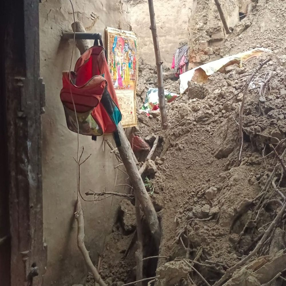 फतेहपुर में बारिश से गिरे 4 कच्चे मकान:एक दंपति मलबे में दबा, अस्पताल में भर्ती; 4 बकरियों की मौत