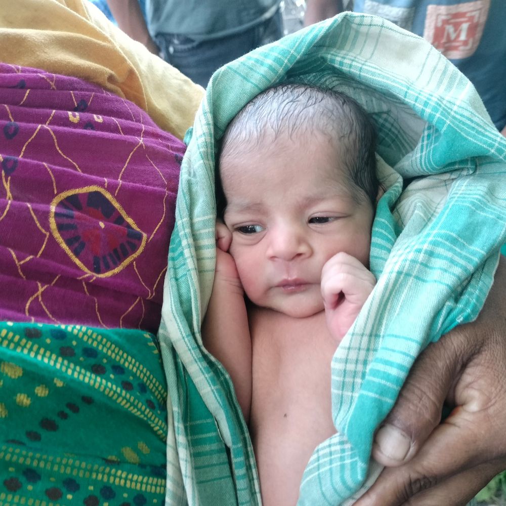नहर किनारे झाड़ी में मिली नवजात बच्ची:सुपौल में राहगीर महिला ने बचाई जान, चाइल्ड लाइन ने संभाला मामला