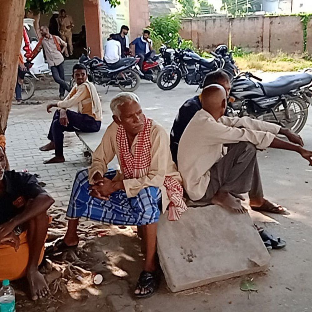 मऊ में सब्जी बेचने जा रहे किसान का ऑटो पलटा:किसान की अस्पताल ले जाते समय मौत, मंडी जा रहे थे