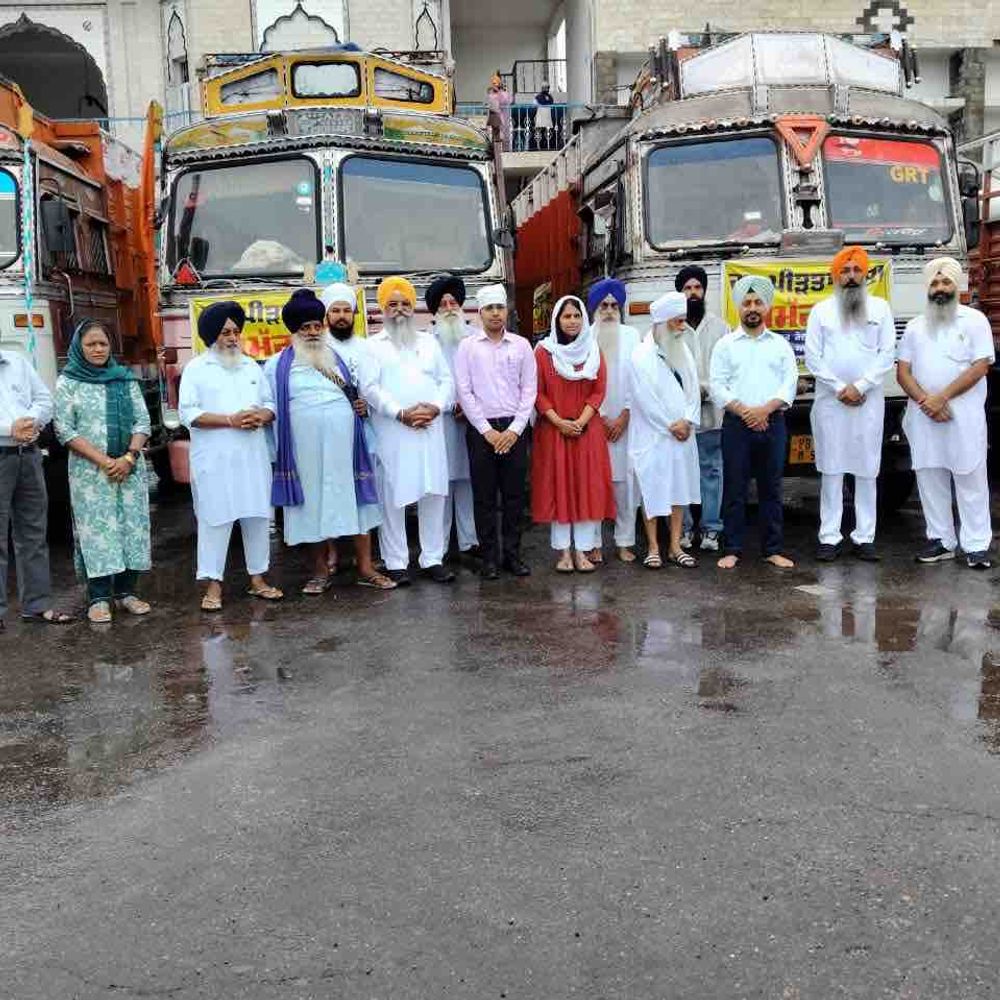 रूपनगर से बाढ़ पीड़ितों के लिए भेजी राहत सामग्री:  दरबार साहिब से 12 ट्रक रवाना, नावों से पहुंचेगा सामान – Ropar (Rupnagar) News
