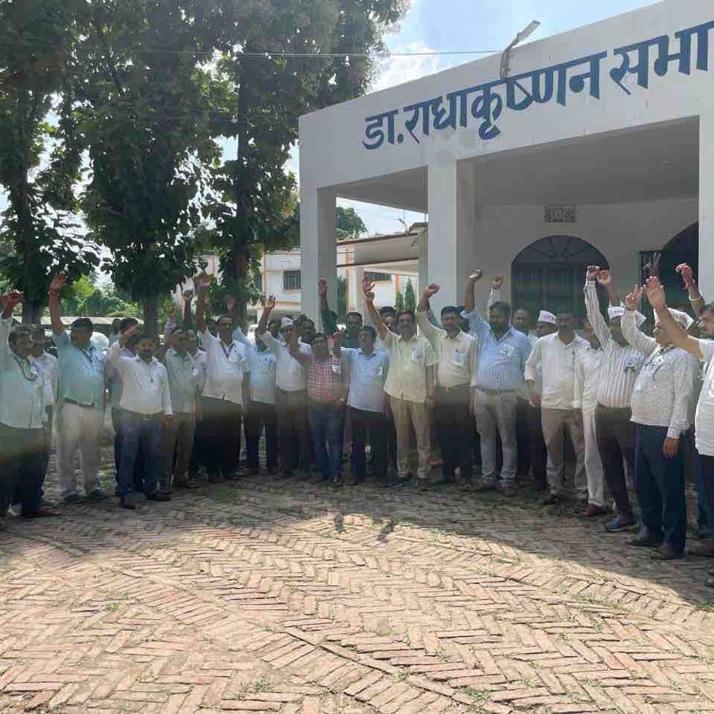 पुरानी पेंशन बहाली के लिए NMOPS का विरोध:मोतिहारी में कर्मचारियों ने काला पट्टी बांधकर दिया धरना, सितंबर में महारैली की तैयारी