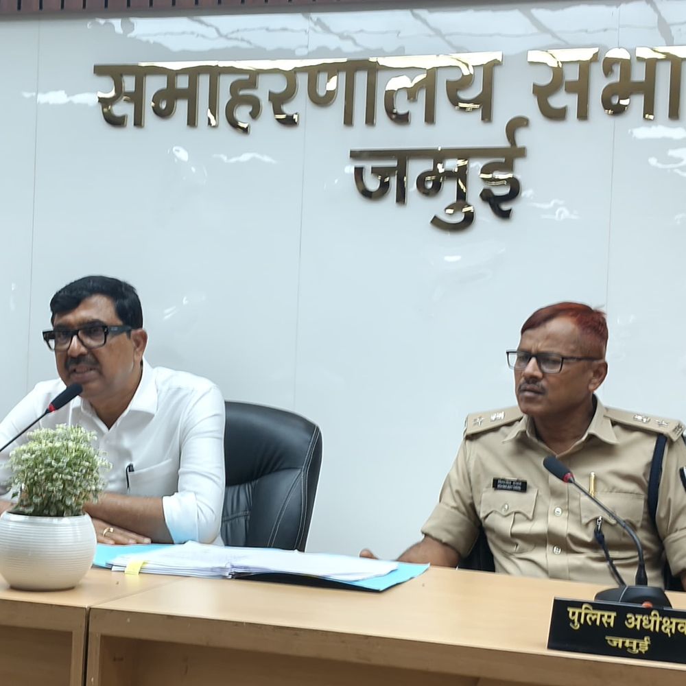 जमुई डीएम-एसपी ने की कानून व्यवस्था की समीक्षा:बिहार विधानसभा चुनाव 2025 की तैयारी तेज, चौक-चौराहों का किया निरीक्षण