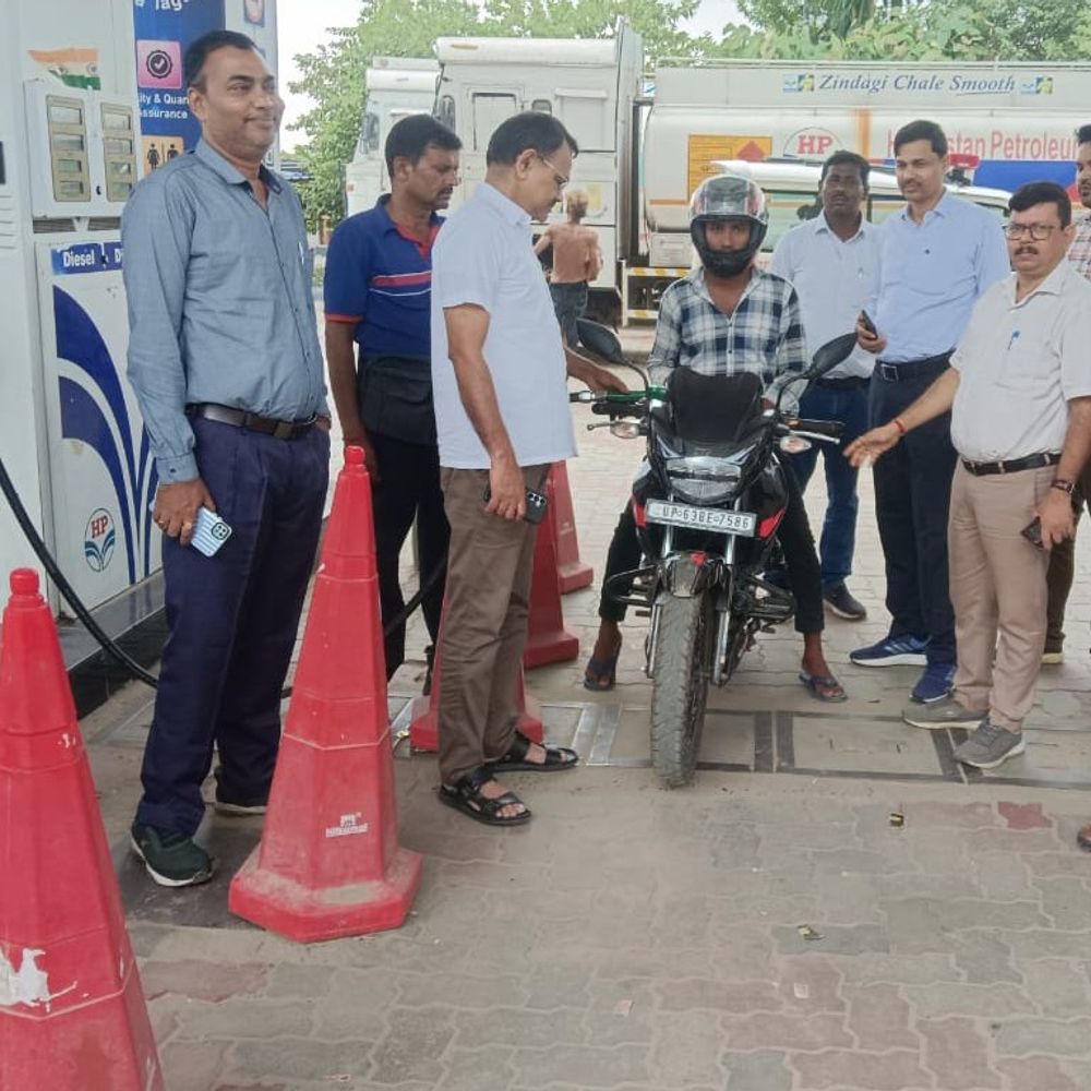 मिर्जापुर में 'नो हेलमेट-नो फ्यूल' अभियान:बिना हेलमेट पेट्रोल नहीं, 47 वाहन चालकों का चालान