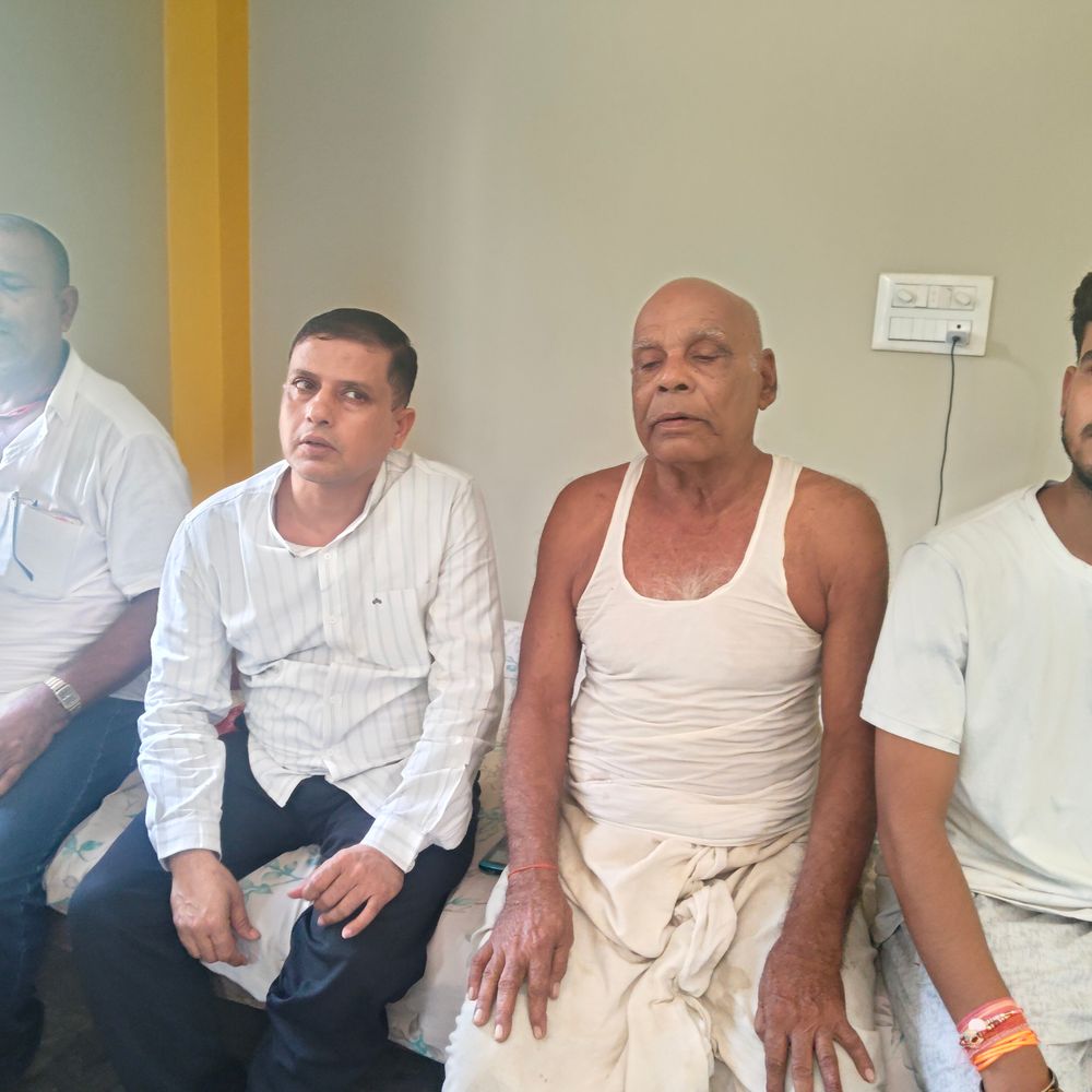 मुंगेर से लौट रहे मुखिया पति पर जानलेवा हमला:चार बदमाशों ने की अंधाधुंध फायरिंग, डिक्की में बैठे व्यक्ति को लगी गोली