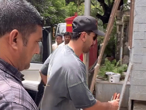 अंडर कंस्ट्रक्शन बंगले को देखने पहुंचे रणबीर कपूर:पैपराजी को इग्नोर करते दिखे; घर का वीडियो वायरल होने पर आलिया भट्ट ने जताई थी नाराजगी