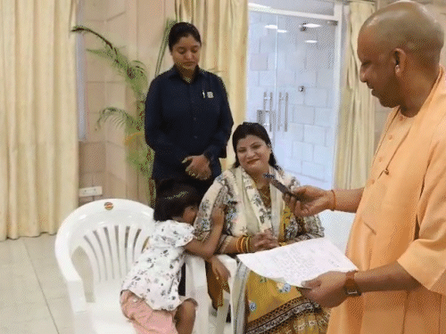 योगी का बच्चों से लगाव का VIDEO:एक बार कहने पर ही करा देते हैं एडमिशन; चॉकलेट भी देते हैं