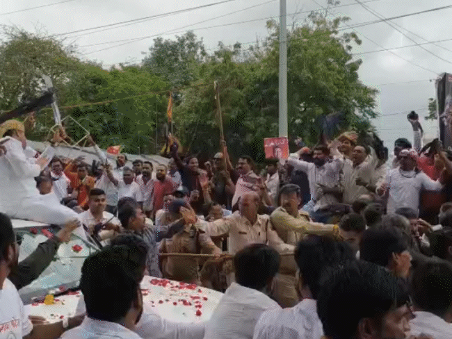 प्रदेश कांग्रेस अध्यक्ष पर स्याही-काले झंडे फेंके:जीतू पटवारी पर लगातार दूसरे दिन हमला, अब भाजपा कार्यकर्ताओं ने किया विरोध