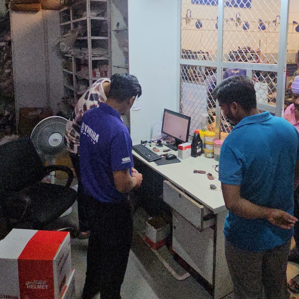 कोडरमा में यामाहा शोरूम में चोरी:  छत काटकर घुसे चोर, 80 हजार नकद समेत 1.30 लाख का सामान ले गए – koderma News