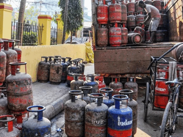 19 किलो वाला गैस सिलेंडर ₹51.50 तक सस्ता:चांदी के गहनों पर हॉलमार्किंग लागू, टैक्स रिटर्न की आखिरी तारीख 15 सितंबर; 7 बड़े बदलाव