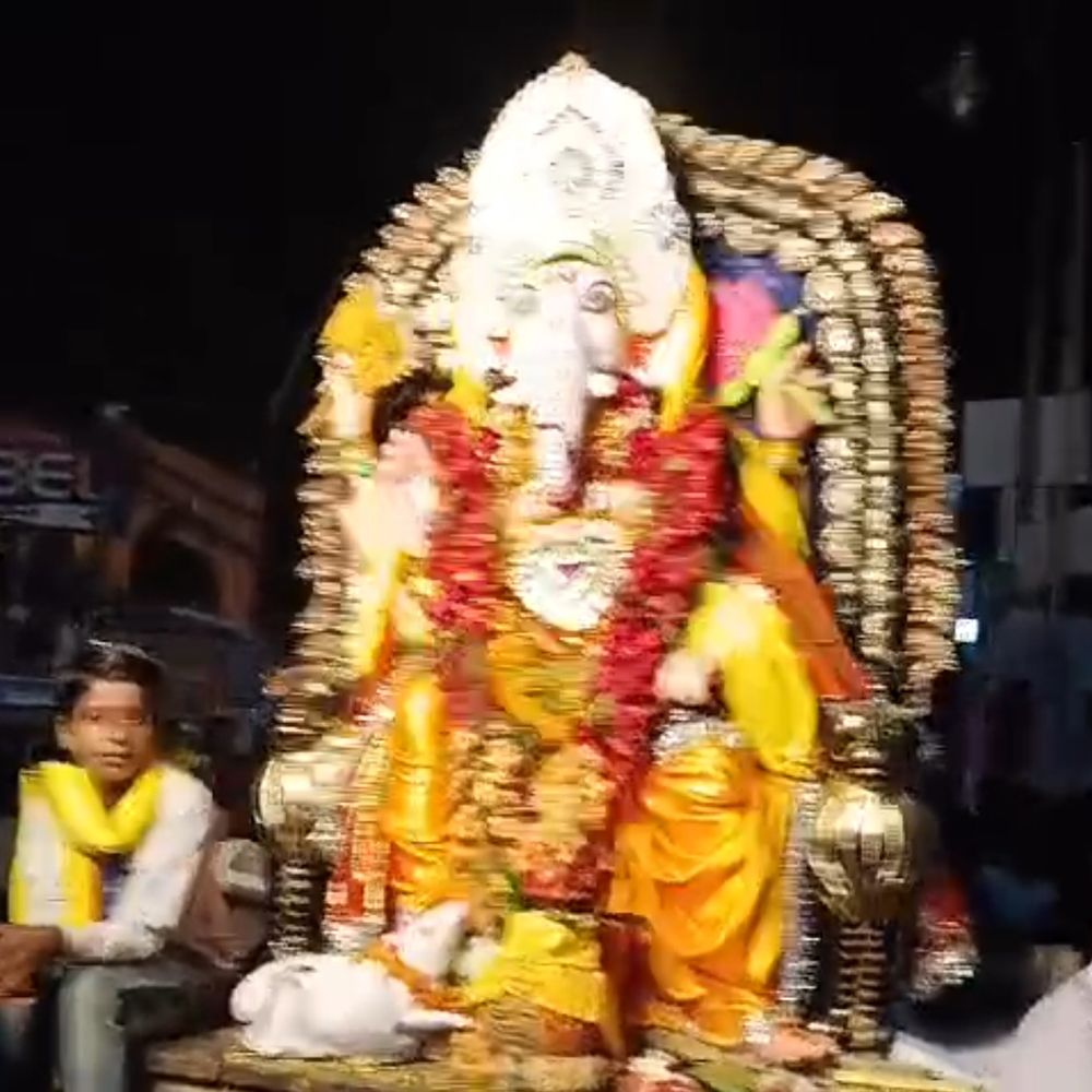 सिवान में गणेश विसर्जन:बैंड-बाजे और भक्ति उद्घोष के बीच दाहा नदी में बप्पा का विसर्जन, लोग बोले -अगली बरस जल्दी आना