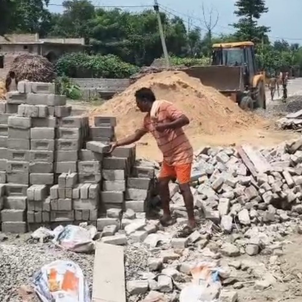 बेलदौर में पंचायत भवन निर्माण में घटिया सामग्री का इस्तेमाल:3.51 करोड़ की लागत से बन रहे बिल्डिंग की गुणवत्ता पर सवाल
