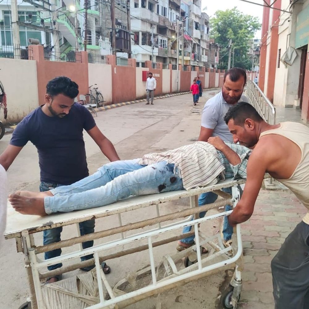 बेतिया में कारपेंटर पर फायरिंग, पेट-जांघ में लगा छर्रा:खलिहान में खेल रहे बच्चों को टोका तो दो भाइयों ने मारी गोली