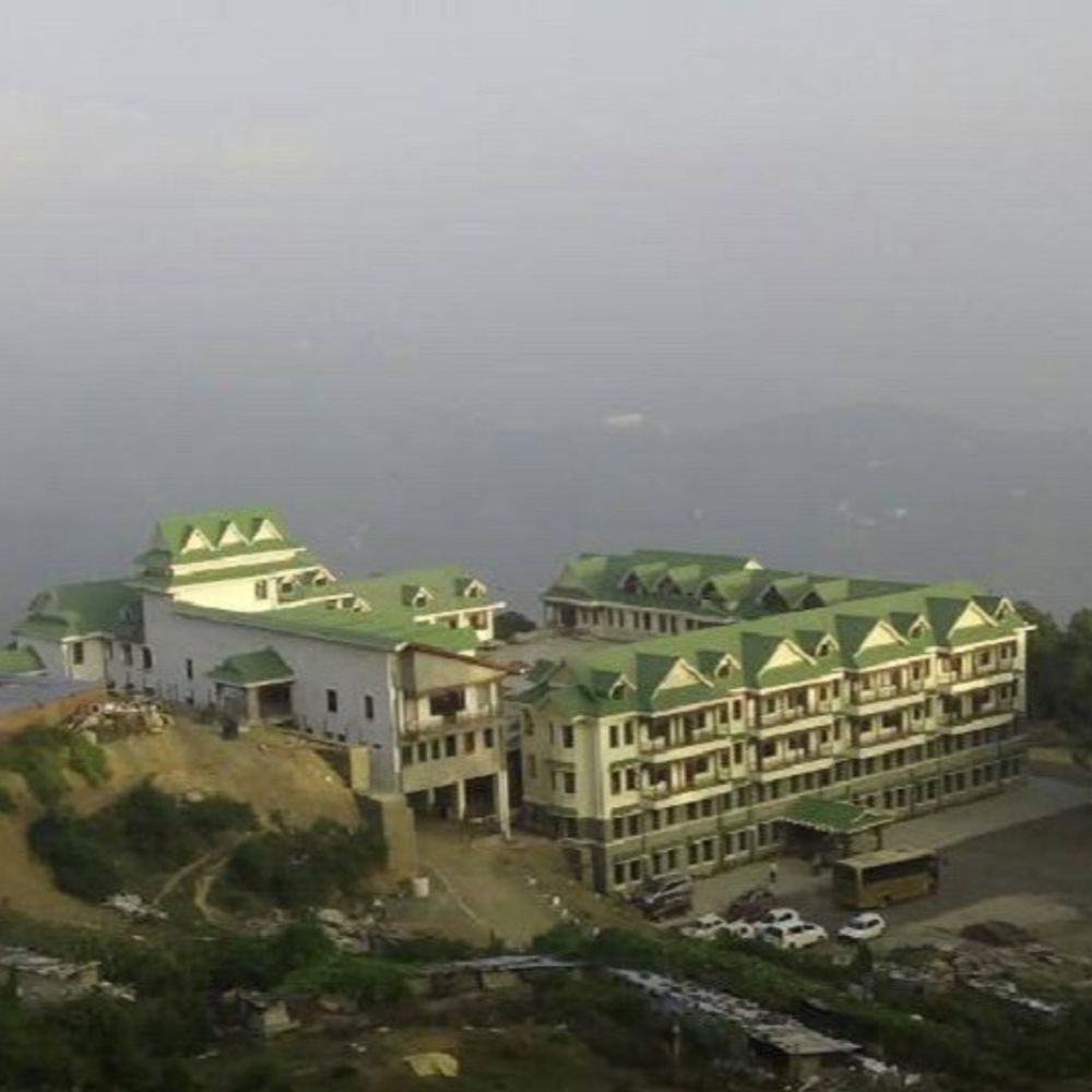 शिमला की लॉ यूनिवर्सिटी में जूनियर की पिटाई:बोला-चट्टानों से फेंकने का किया प्रयास, झूठे केस में फंसाने की धमकी; 7 स्टूडेंट पर FIR