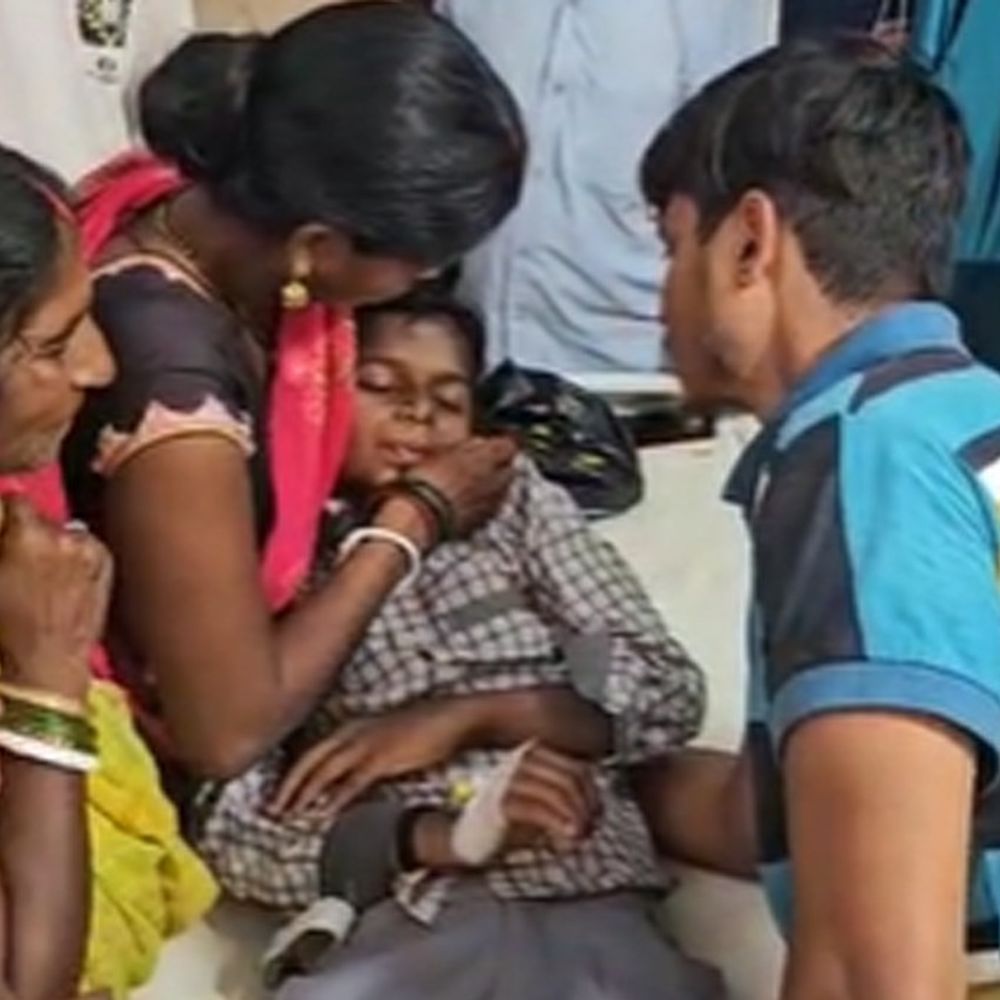 स्कूल में छात्र से मारपीट का मामला:  कोडरमा में कक्षा 6 के छात्र को तीन युवकों ने पीटा, गर्दन मरोड़कर गाड़ी में ले गए – koderma News