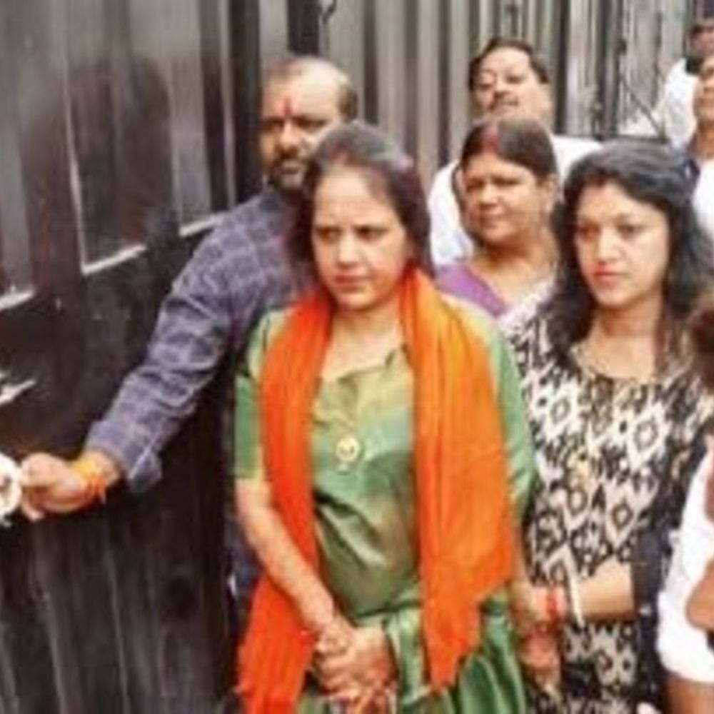 अवैध चौपाटी पर महापौर मीनल सख्त, वेंडर को फटकारा- दुकान के लिए तूने किससे एनओसी ली?