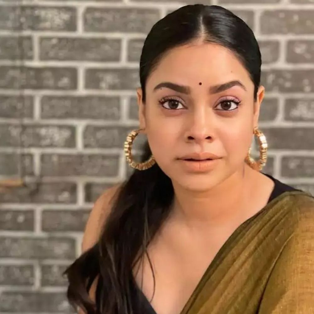 सुमोना चक्रवर्ती के साथ रोड में हुई बदसलूकी:कहा- भीड़ ने रोका, भगवा गमछा कार के बोनट पर मारा, पहली बार मुंबई में असुरक्षित महसूस किया