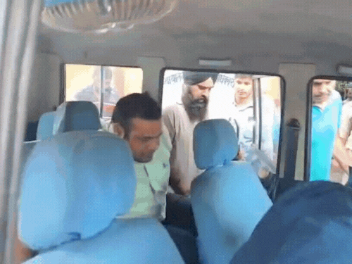 मेरठ में सरकारी बाबू रिश्वत लेते अरेस्ट:एंटी करप्शन की टीम ने रंगेहाथों पकड़ा