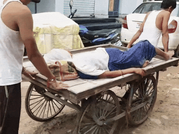 एम्बुलेंस नहीं आई, गर्भवती को हाथ ठेले पर अस्पताल पहुंचाया:स्टाफ ने कहा- सुबह 8 बजे आना; CMHO बोले- जांच के बाद कार्रवाई करेंगे