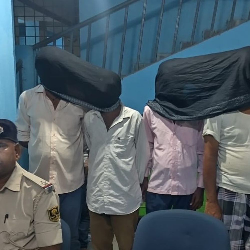 बेतिया में 24 घंटे में 16 बदमाश गिरफ्तार:15 लीटर अवैध देसी-विदेशी शराब बरामद, ATM कार्ड जब्त; 2 लाख का ट्रैफिक जुर्माना वसूला