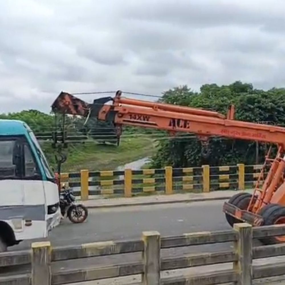 पुल की रेलिंग टूटी, दरभंगा में हादसा टला:बस के स्टेयरिंग का रॉड टूटा, NH-27 पर स्थानीय लोगों ने बचाई 35 यात्री की जान