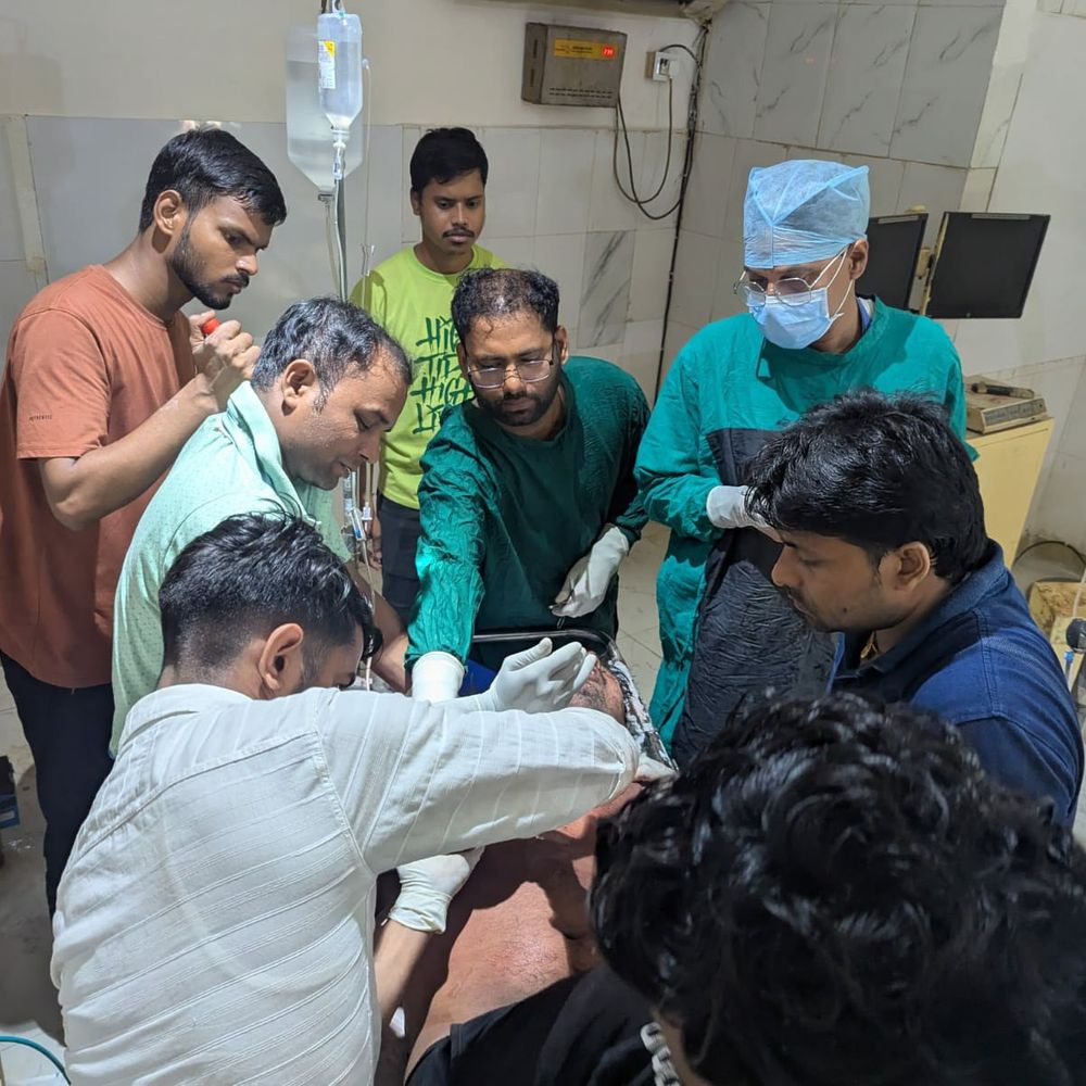 भोजपुर में बीजेपी नेता का गर्दन कटा, हालत गंभीर:पंचायत भवन की दीवार पर खड़े होकर बिजली का तार जुड़वा रहे थे, बैलेंस बिगड़ने से नीचे गिरे