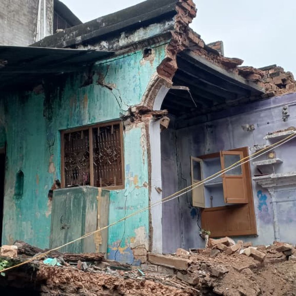 बरेली में बारिश का कहर, दो मंजिला मकान जमींदोज:परिवार बाल-बाल बचा, लाखों का सामान मलबे में दबा